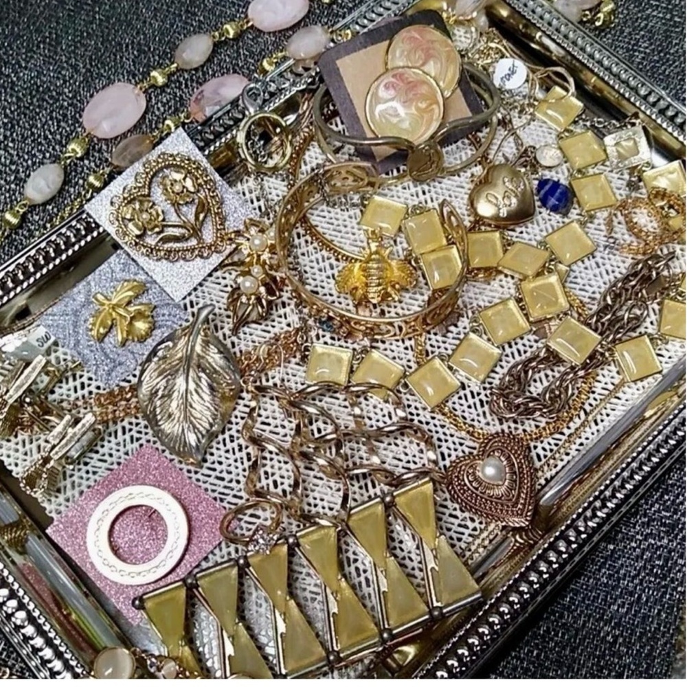 2 Lb Vintage estate sale fashion jewelry lot